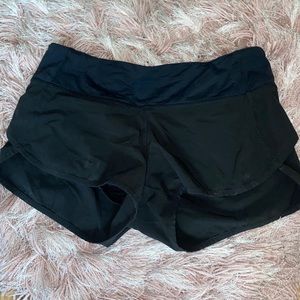 BLACK LULULEMON SHORTS IN SIZE 4